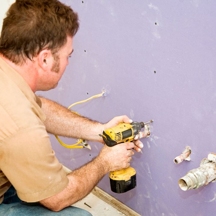 راهنمای جامع انواع کناف (درایوال)؛ ۵ مدل پرکاربرد و موارد استفاده آنها 1 کناف بنفش (Purple Drywall)؛ سد محکم در برابر کپک و رطوبت